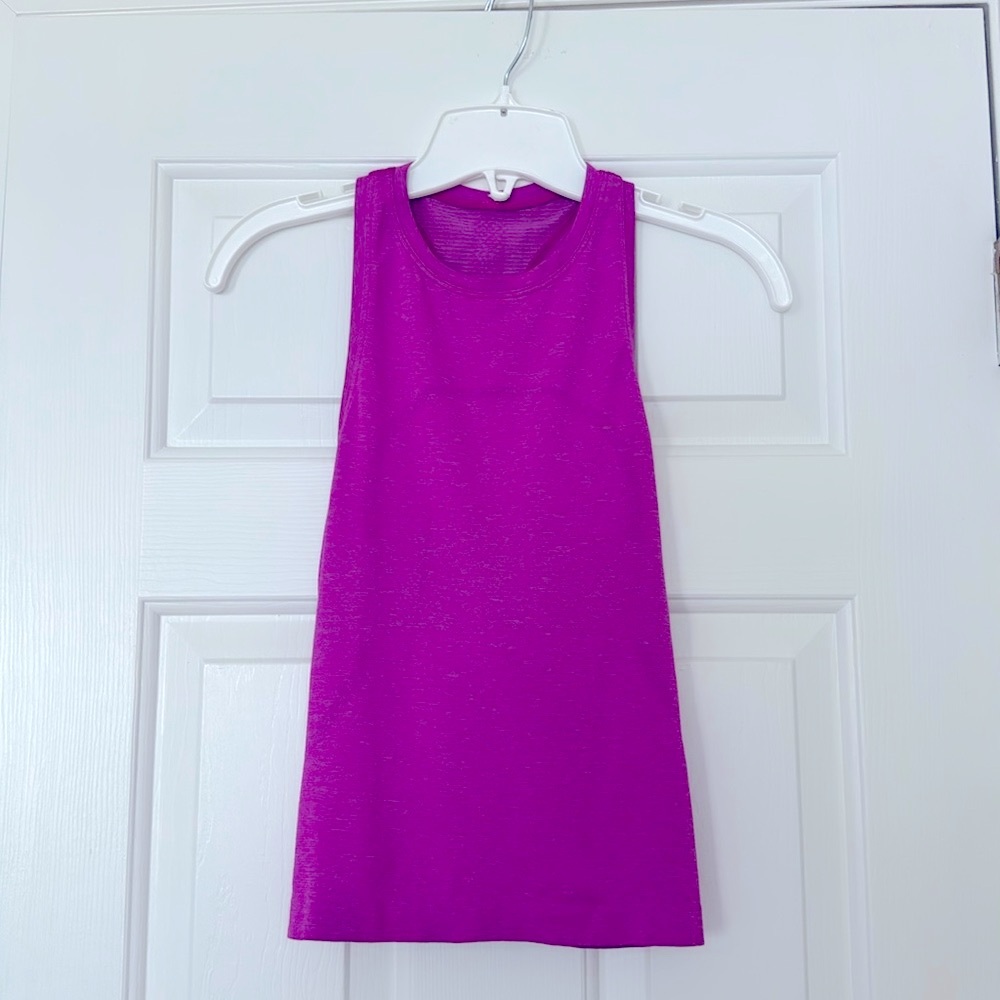 Lulu Lemon Fushia cropped Swiftly racer back Top size  2
Beautiful condition!